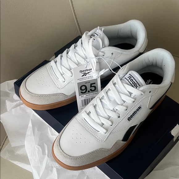 NEW!! Reebok Women's White/Mist Grey/Black classic ,Sneakers in Size 9.5 - Picture 7 of 15